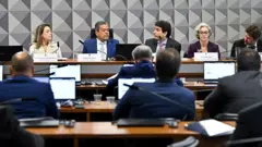 Soraya Thronicke sentada em uma bancada ao lado do senadro Dr. Hiran (PP-RR) e Gabriel Galípolo.