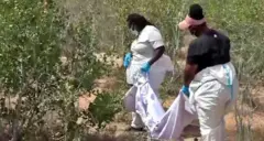 Awọn oṣiṣẹ eto ilera to n gbe oku awọn eeyan ti wọn hu jade