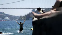 Sıcak havalarda İstanbul Boğazı'nda serinleyenler