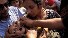 পোলিও টিকা খাওয়ানো হচ্ছে শিশুকে