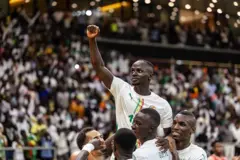 L'attaquant sénégalais Sadio Mané (C), numéro 10, célèbre avec ses coéquipiers après avoir marqué un but lors du match du groupe B des éliminatoires africaines de la Coupe du monde de football 2026 entre le Sénégal et la Mauritanie au stade Abdoulaye Wade, à Diamniadio, le 14 octobre 2025. 