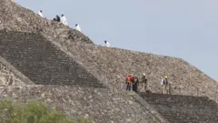 Equipes de emergência na Pirâmide da Lua