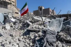 Una bandera iraní plantada entre los escombros de una comisaría de policía, dañada en los ataques aéreos del 3 de marzo de 2026, en Teherán, Irán.