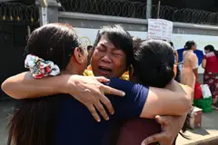 အကျဉ်းထောင်ကနေ ပြန်လွတ်လာသူတစ်ဦး မိသားစုနဲ့ ပွေ့ဖက်နှုတ်ဆက်နေပုံ 