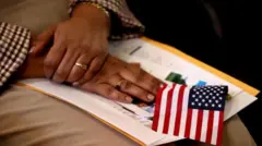 美國國旗與一雙手