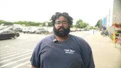 Jordan, de pé, na rua