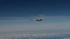 Сірий літак з червоними зірками у ясному небі над хмарами