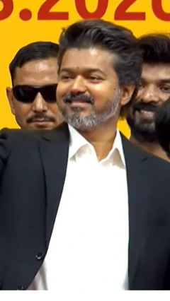 அமைச்சரவை பதவியேற்பு விழா - கோட் சூட்டுடன் வந்த விஜய்