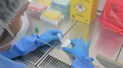 Mulher de luvas e usando equipamentos de proteção faz teste em um laboratório