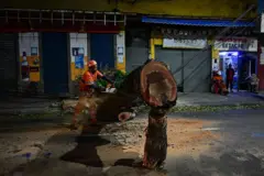 Um funcionário corta uma árvore caída em uma rua residencial após fortes rajadas de vento associadas à chegada de uma frente fria no Rio de Janeiro, Brasil, em 29 de julho de 2026