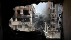 Pemandangan dari ruang keluarga sebuah bangunan residensial yang hancur akibat serangan Israel di Teheran, Iran, pada 13 Juni 2025.