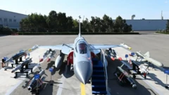 یک جنگنده با موشک‌هایش روی باند نشسته است