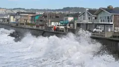 Una vista de la costa del Pacífico en Pacifica, California, Estados Unidos, el 5 de diciembre de 2024, cuando se emitió una alerta de tsunami después de un terremoto de magnitud 7,0 reportado en la costa norte de California.