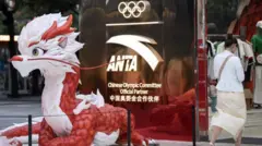 logo de anta con una estatua de un dragón chino en frente 
