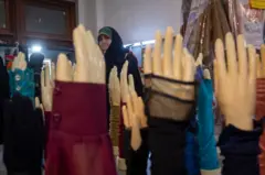 منتقدان می‌گویند این قانون با زندگی روزمره شهروندان همخوانی ندارد و آزادی‌های فردی و اجتماعی آنها را سلب می‌کند. 