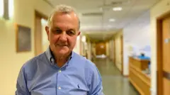 John Isaacs no corredor do Hospital de Newcastle