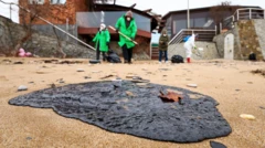 Мазут на берегу у Севастополя