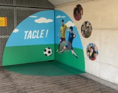 Mural de futebol em estação de Paris