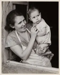 Margret Wittmer com um de seus filhos na ilha Floreana, em Galápagos
