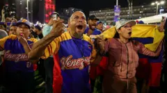 Aficionados celebran el triunfo de Venezuela.