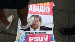 Нога в кроссовке на плакате с фотографией Мадуро, прямо на его улыбающемся лице