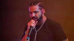 Drake dey perform