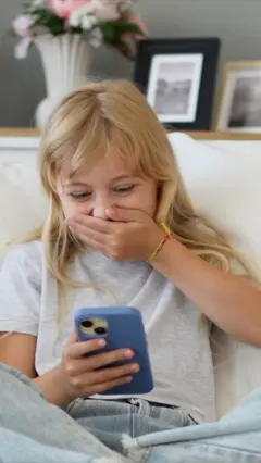 Devojčica s mobilnim telefonom