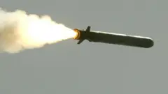 날아가는 미사일의 모습