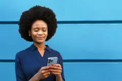Femme qui tient un téléphone entre ses mains