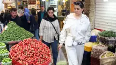 مردم مشغول خرید در بازاری در شمال تهران: فروردین ۱۴۰۵