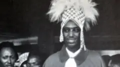 Kigeli V Ndahindurwa, Umwami wa nyuma w'u Rwanda, yambaye igisingo ku mutwe