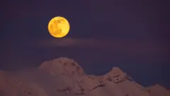 ශීත ඍතුවේ අග පායන, එනම් පෙබරවාරි මස පායන පුන් සඳ ඉතාලියේ ඇල්ප්ස් කඳු වැටිය පිටුපසින් නැගී ඇති අයුරු