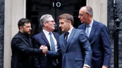 از راست: صدراعظم آلمان، رئیس‌جمهور فرانسه، نخست‌وزیر بریتانیا، و ولودیمیر زلنسکی رئیس‌جمهور اوکراین در برابر مقر نخست‌وزیری بریتانیا در لندن