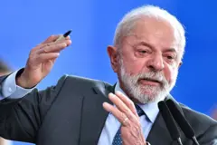 Lula gesticulando enquanto fala ao microfone