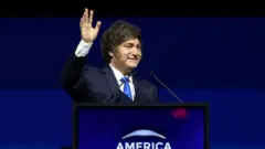 O presidente argentino Javier Milei discursa no palco durante o segundo dia do Fórum Empresarial das Américas no Kaseya Center em 6 de novembro de 2025 em Miami, Flórida