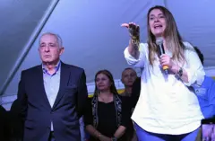 Álvaro Uribe y Paloma Valencia durante un acto político en diciembre de 2025 en Colombia.