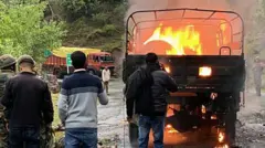 উগ্রপন্থী দমন অভিযানের সময়ে বৃহস্পতিবার গ্রেণেড হামলায় মারা গেছেন ৫ সেনা সদস্য