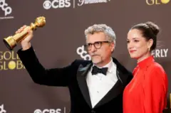 Kléber Mendonça erguendo o prêmio do Globo de Ouro