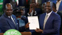 Perezida wa Komisiyo y'amatora ya Kenya ashyikiriza William Ruto inyandiko y'ibyavuye mu matora