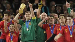 De izquierda a derecha, Gerard Piqué, Pedro Rodríguez, Iker Casillas, Pepe Reina, David Villa, Fernando Llorente, Fernando Torres y Xavi Hernández celebran el título mundialista en Sudáfrica en 2010.