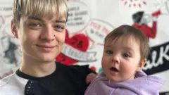 Tyler Reed junto a su bebé