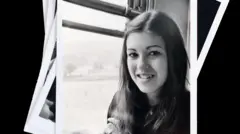 Mariona de joven en una imagen en blanco y negro. Tiene el pelo largo y oscuro y mira a la cámara sonriendo.