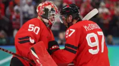 Игроки сборной канады Джордан Биннингтон и Коннор Макдэвид праздную победу