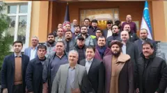 د طالبانو استازی (له ښۍ خوا دویم) او د پخواني حکومت سفیر احمد خالد علمي او کارکوونکي