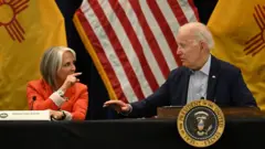 New Mexico Valisi Michelle Lujan Grisham ve ABD Başkanı Joe Biden