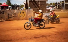 متسابقون على دراجات بخارية 