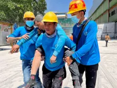 Gempa bumi magnitudo 7,7 mengguncang Myanmar, dampak terasa hingga Thailand - BBC News Indonesia 3 Seorang pekerja menggendong salah satu rekannya di Bangkok, Thailand, setelah gempa bumi dahsyat melanda Myanmar, 28 Maret 2025.