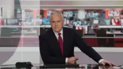 مذيع بي بي سي هيو إدواردز