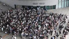 Multidão fazendo fila na porta de um museu