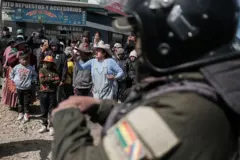 Um militar diante de um grupo de manifestantes na cidade de El Alto.